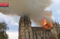 رجال الاطفاء يصارعون لانقاذ اهم كنوز الارض المعمارية