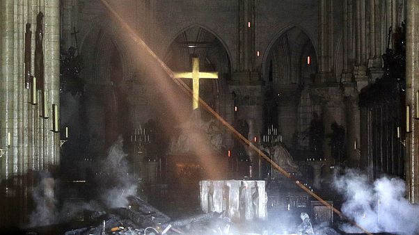Tűz után a Notre-Dame belseje Tűz után a Notre-Dame belseje