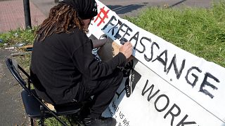 Ein Demonstrant schreibt ein Banner vor dem Belmarsh-Gefängnis