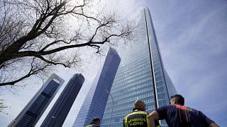 Una falsa amenaza de bomba obligó a evacuar un rascacielos en Madrid