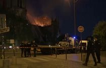  نبرد شبانه آتش‌نشانان با آتش سرکش در نوتردام پاریس