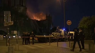  نبرد شبانه آتش‌نشانان با آتش سرکش در نوتردام پاریس