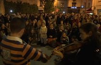 شاهد: الآلاف في شوارع باريس يغنون ويصلون لكاتدرائية نوتردام أثناء اشتعالها