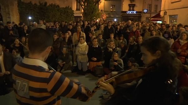 Parisienses entoam cânticos religiosos nas ruas em redor da Catedral Parisienses entoam cânticos religiosos nas ruas em redor da Catedral