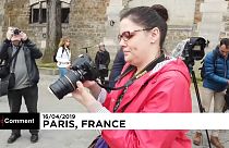 Parisienses correm a ver os estragos em Notre-Dame