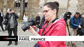 Parisienses correm a ver os estragos em Notre-Dame