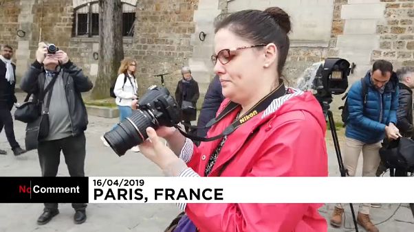 Parisienses correm a ver os estragos em Notre-Dame Parisienses correm a ver os estragos em Notre-Dame
