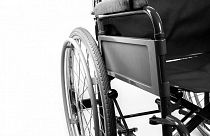 كرسي متحرك على عجلات