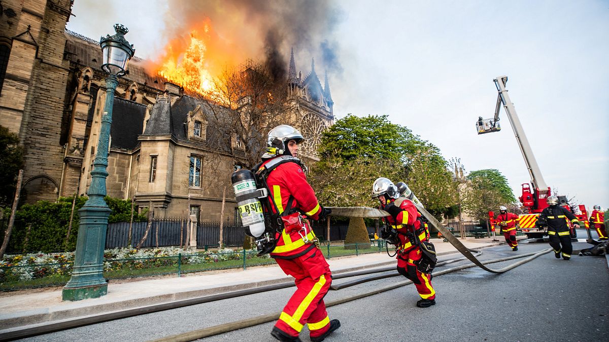 چرا برای مهار آتش‌ نوتردام از هواپیمای آب‌پاش استفاده نشد؟ پاسخ آتش‌نشانان پاریسی به ترامپ 