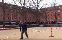 Danimarkalı siyasetçi polis korumasında Kur'an'ı ayağının altına aldı, ülke karıştı