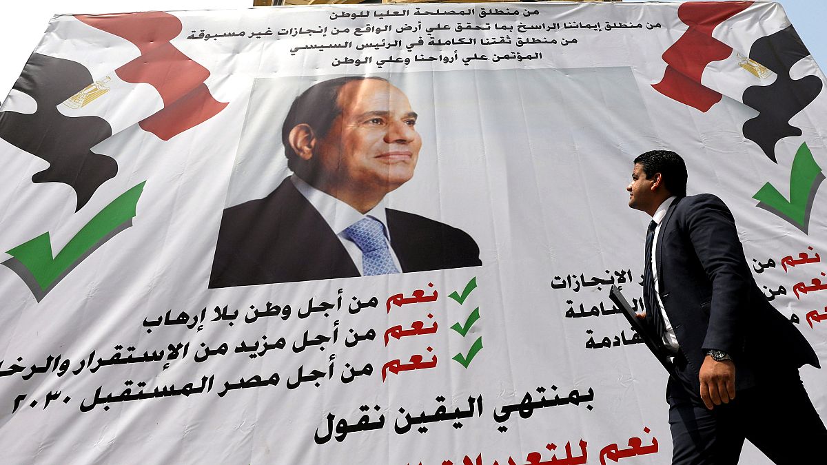 لافتة تحمل صورة السيسي وعبارات مؤيدة لحكمه