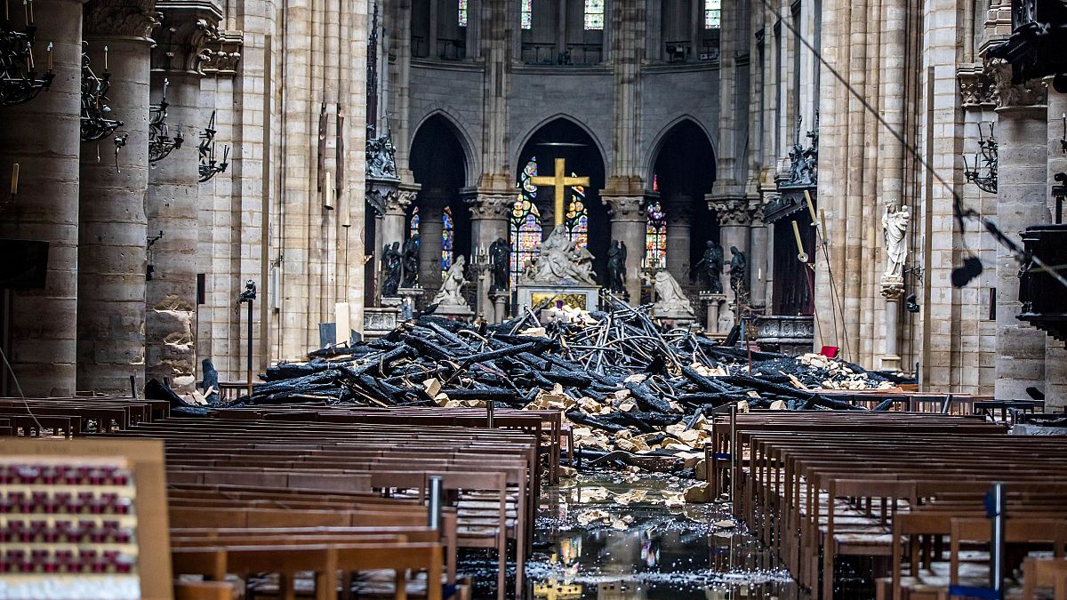 Notre-Dame: Τραυματισμένη, αλλά όρθια