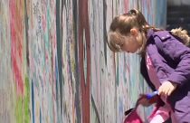 فتاة ترسم على الجدران