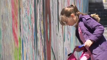 فتاة ترسم على الجدران