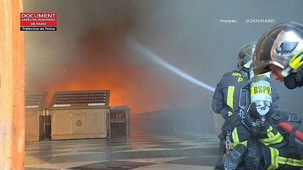 Les sapeurs-pompiers de Paris à pied d'œuvre à l'intérieur de Notre-Dame Les sapeurs-pompiers de Paris à pied d'œuvre à l'intérieur de Notre-Dame