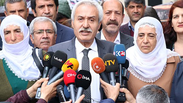HDP'li Mızraklı, AK Partili kayyumun makam odasında yaptığı lüks değişiklikleri gösterdi HDP'li Mızraklı, AK Partili kayyumun makam odasında yaptığı lüks değişiklikleri gösterdi