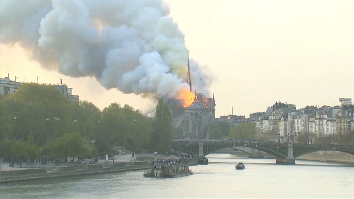 Franceses querem saber como foi possível o incêndio na Notre Dame