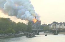 Sokkolta a párizsiakat a tűzvész
