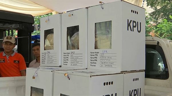 Indonésios votam em eleições presidenciais e legislativas Indonésios votam em eleições presidenciais e legislativas