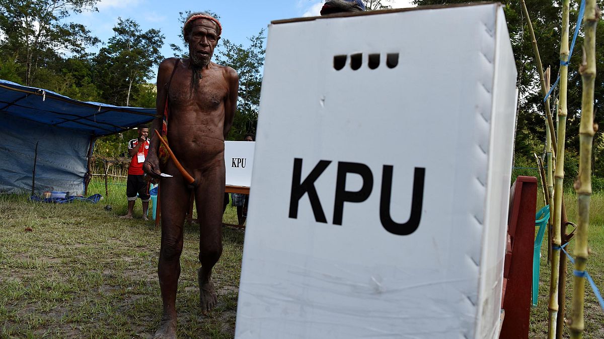 Őslakos férfi szavaz Wamenában, az Indonéziához tartozó Pápua szigetén 