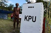 Őslakos férfi szavaz Wamenában, az Indonéziához tartozó Pápua szigetén