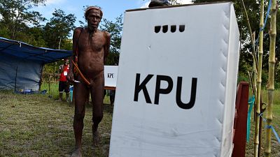 Őslakos férfi szavaz Wamenában, az Indonéziához tartozó Pápua szigetén 