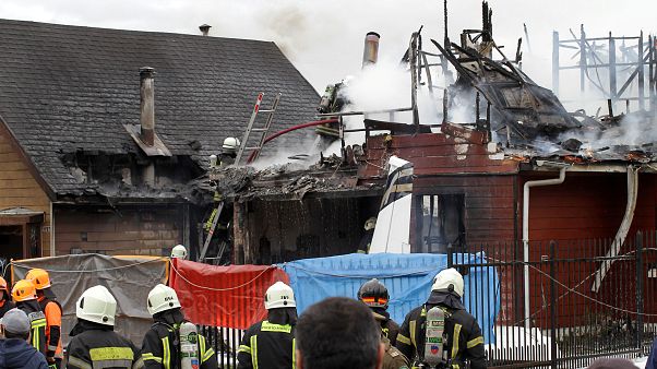 Μικρό αεροπλάνο έπεσε σε σπίτι – Έξι άνθρωποι σκοτώθηκαν Μικρό αεροπλάνο έπεσε σε σπίτι – Έξι άνθρωποι σκοτώθηκαν
