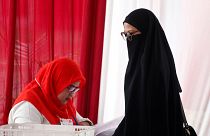 Endonezya'nın başkenti Cakarta'da oyunu kullanan bir kadın