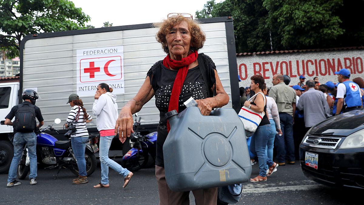 "Глоток свободы": Мадуро пропустил первую помощь от Красного Креста