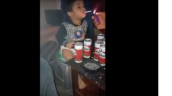 شاهد: الشرطة التونسية تبحث عن هذه الأم التي أجبرت رضيعها على تدخين السجائر واحتساء البيرة؟ شاهد: الشرطة التونسية تبحث عن هذه الأم التي أجبرت رضيعها على تدخين السجائر واحتساء البيرة؟