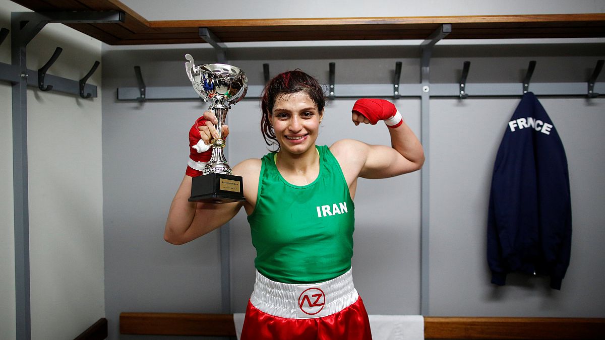 İranlı kadın boksör hakkında yakalama kararı çıkarılınca ülkesine dönmekten vazgeçti