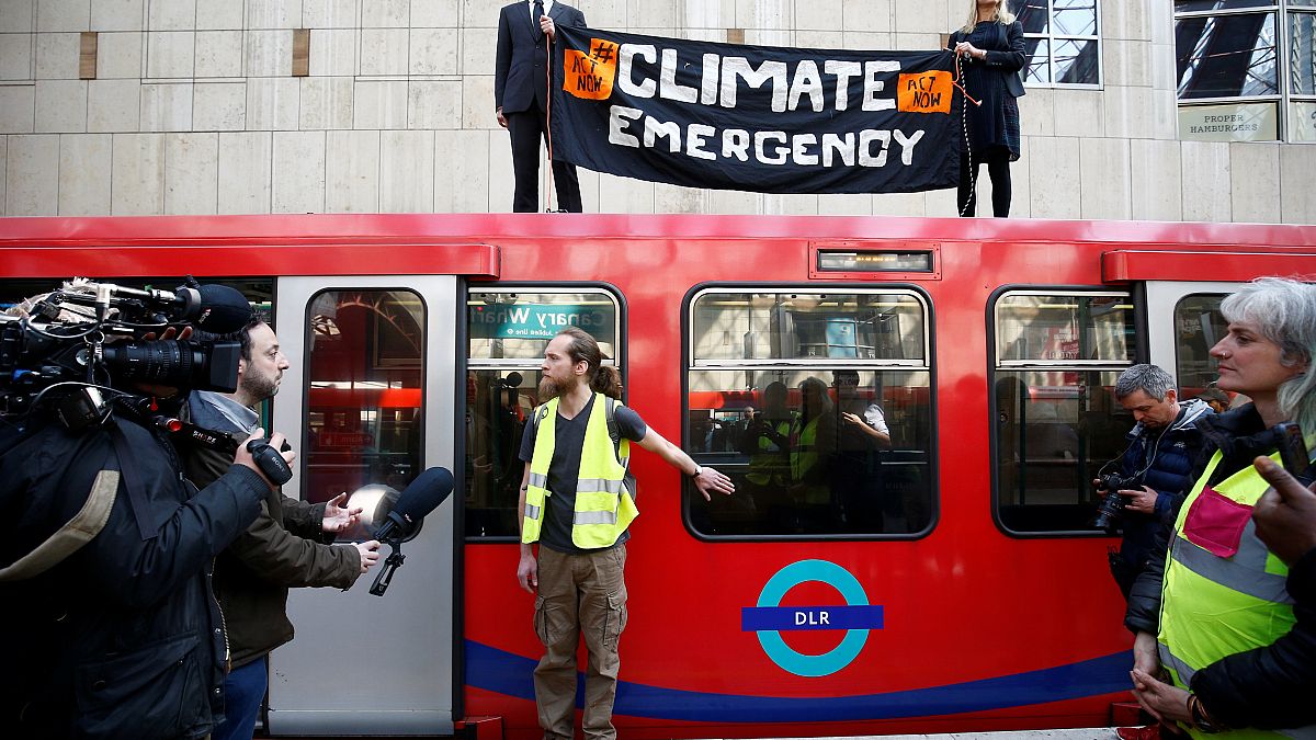 A metróhoz ragasztotta magát egy klímaaktivista a politikusok elleni tiltakozásképpen