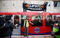 A metróhoz ragasztotta magát egy klímaaktivista a politikusok elleni tiltakozásképpen