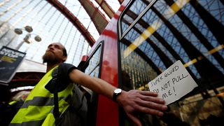 Londra, ambientalista si "incolla" ad un treno della metropolitana