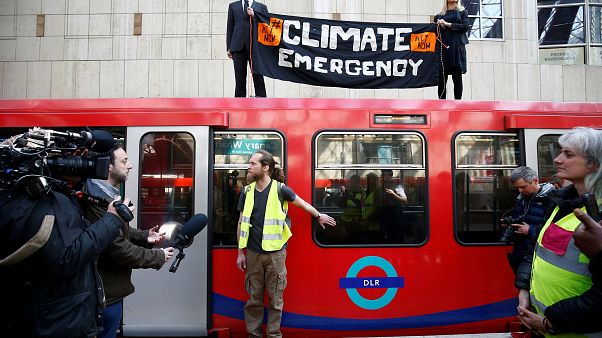 A metróhoz ragasztotta magát egy klímaaktivista a politikusok elleni tiltakozásképpen A metróhoz ragasztotta magát egy klímaaktivista a politikusok elleni tiltakozásképpen