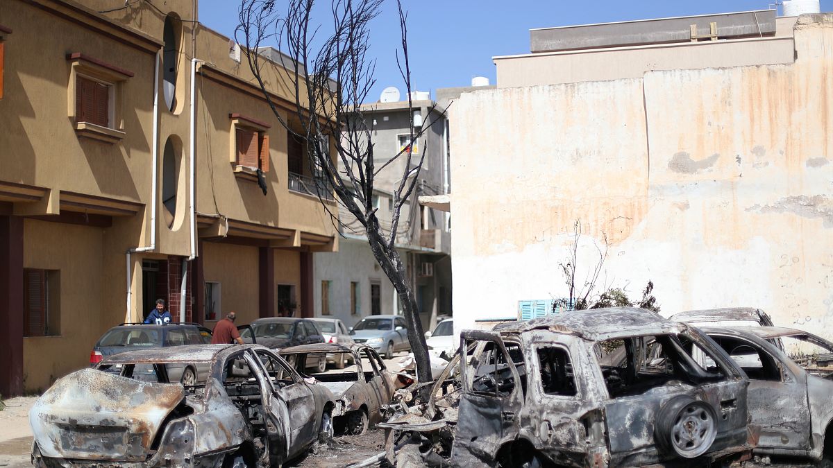 حافلات دمرت جراء قصف وقع خلال الليل في حي أبو سليم بطرابلس يوم الأربعاء.