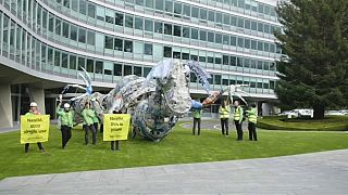 Plasztikszörnyet vittek a Nestlé-székházhoz a Greenpeace-esek