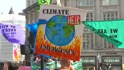 A klímaváltozás miatt aggódnak a brit tüntetők