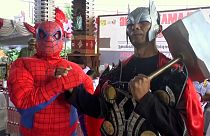 Thor et Spiderman veillent sur les électeurs à Bali