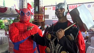 Thor et Spiderman veillent sur les électeurs à Bali