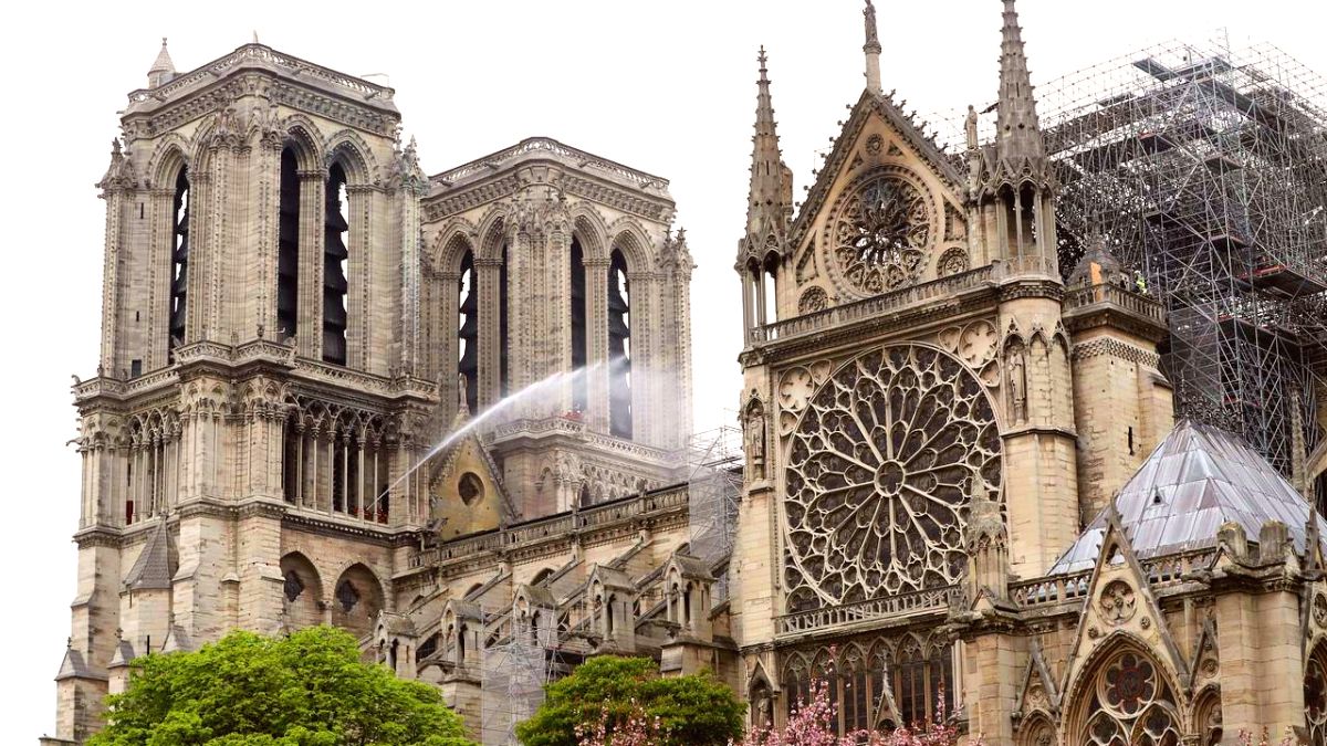 Fransa'da bütün katedrallerin çanları Notre-Dame için çaldı 