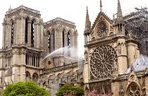 Fransa'da bütün katedrallerin çanları Notre-Dame için çaldı 