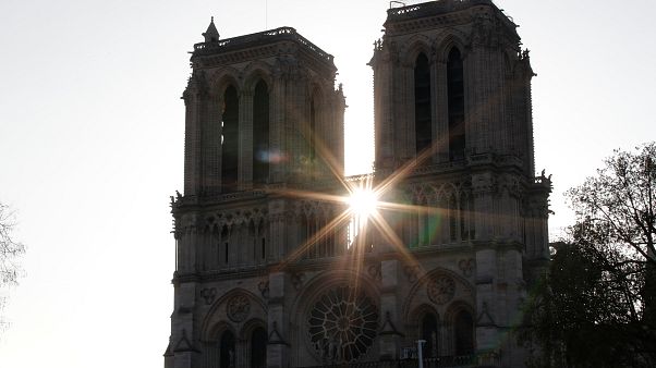 Un drone survole la toiture calcinée de Notre-Dame Un drone survole la toiture calcinée de Notre-Dame