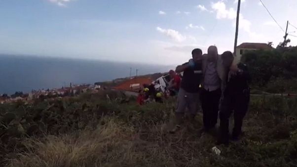 Portogallo: si ribalta bus a Madeira, almeno 28 morti Portogallo: si ribalta bus a Madeira, almeno 28 morti