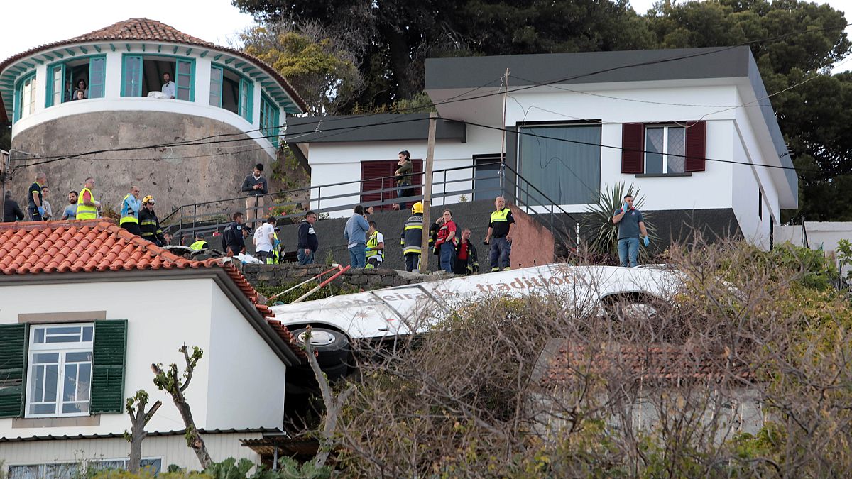 На Мадейре перевернулся автобус с туристами, 28 человек погибли