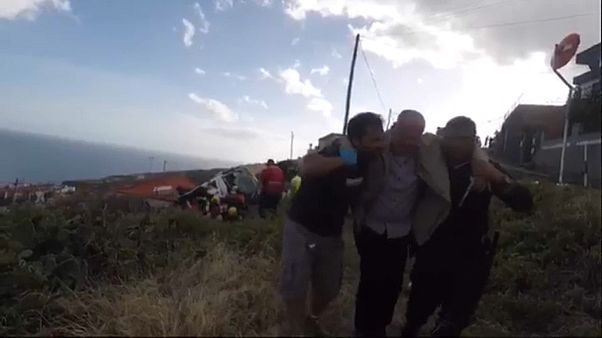 Video: Portekiz'in Madeira adasında Alman turistleri taşıyan otobüs devrildi: En az 28 ölü Video: Portekiz'in Madeira adasında Alman turistleri taşıyan otobüs devrildi: En az 28 ölü