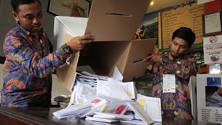 مسؤولان يفرزان أصوات الناخبين في الانتخابات الرئاسية في جاوة