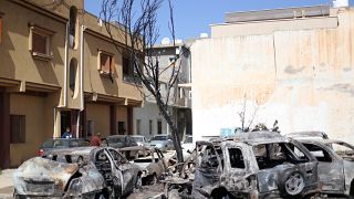 حافلات دمرت جراء قصف وقع خلال الليل في حي أبو سليم بطرابلس يوم الأربعاء