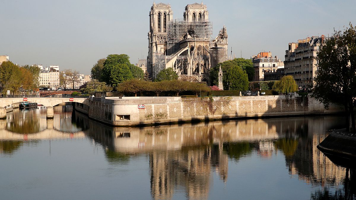Victor Hugo'nun "Notre Dame'ın Kamburu" romanı yangın sonrasında en çok satan kitap oldu
