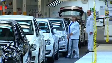 انخفاض اليورو وإنكماش أنشطة الصناعات التحويلية في ألمانيا وفرنسا